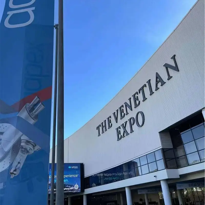 Luxfighter bil LED forlygter, der viser i AAPEX 2023 Las Vegas